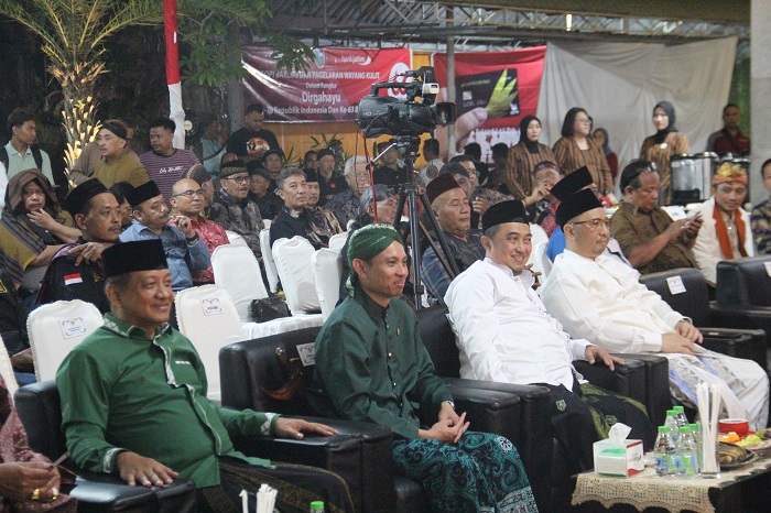 SINERGI: Pemimpin Cabang Bank Jatim Jombang Hanif Julhamsyah bersama Pj Bupati Jombang Teguh Narutomo dalam gelaran ngopi bareng dan pagelaran wayang kulit, Jumat (2/8).