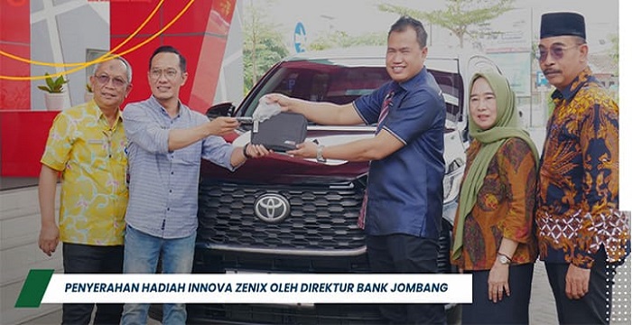 SELAMAT: Direktur Utama Bank Jombang  Afandi Nugroho, SE, MM menyerahkan hadiah Program Tabungan extra kepada Direktur Perumdam Tirta Kencana Jombang Khoirul Hasyim.