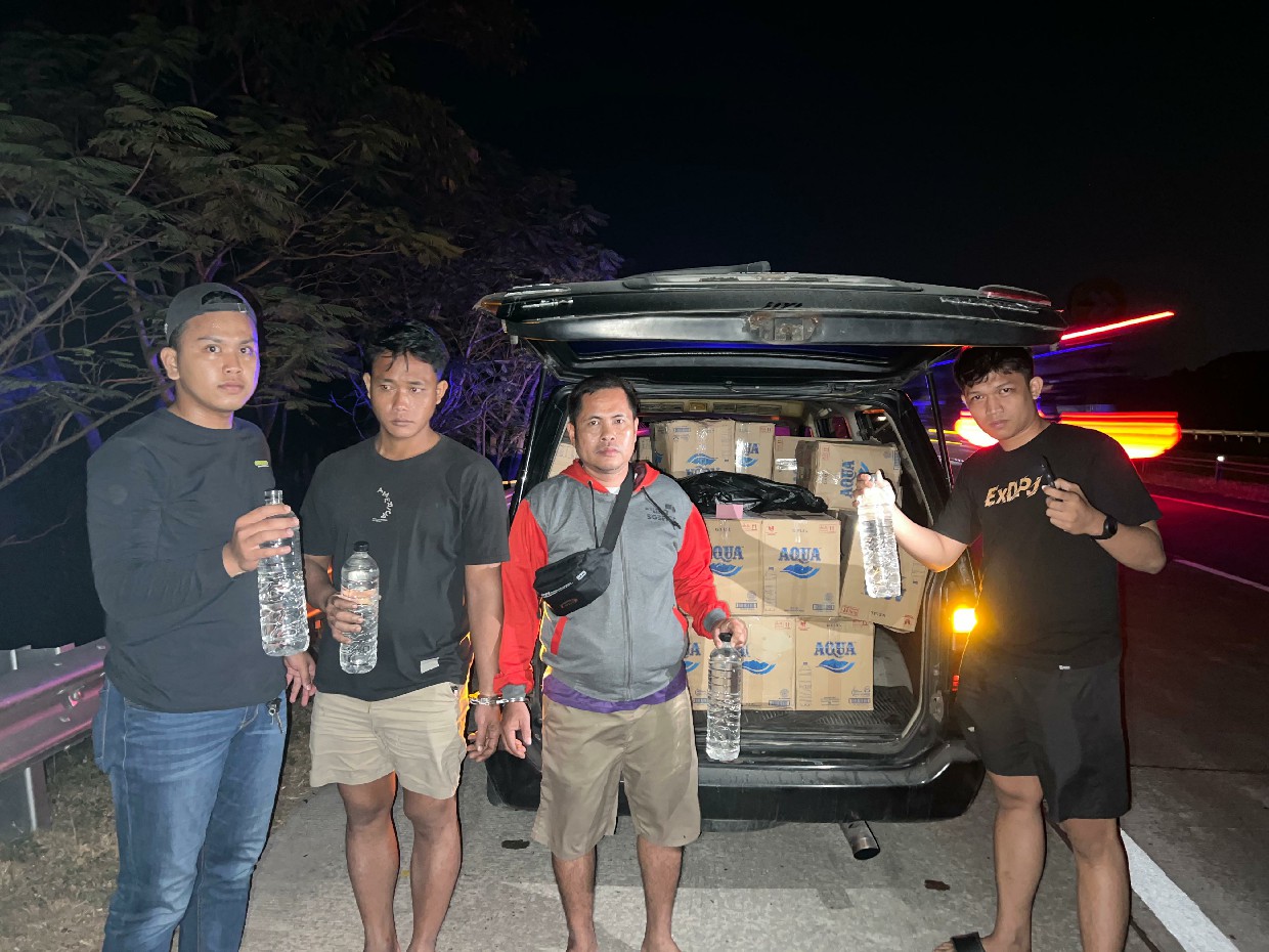 Polisi mencegat sebuah mobil di Tol Jombang Mojokerto yang sedang membawa muatan arak