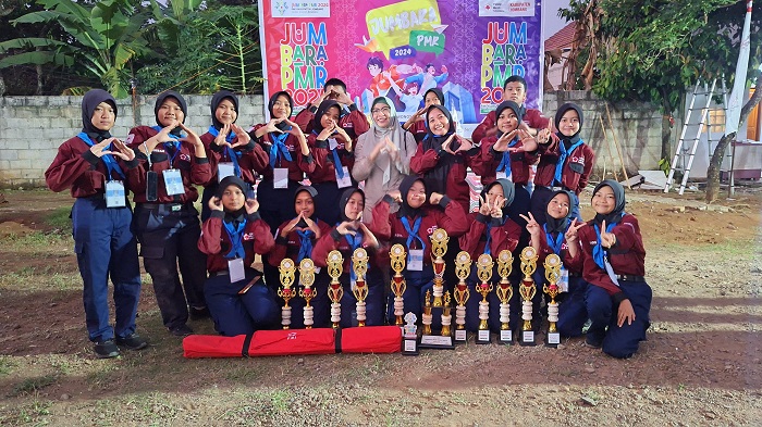 MEMBANGGAKAN: Tim Jumbara PMR PMI Kabupaten Jombang bersama trofi juara umum.