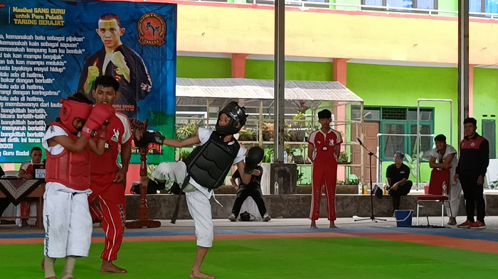 TENDANG: Nizar Azzam Al Azhar Ramadhan (hitam) siswa SDN Kedungrejo Kecamatan Megaluh, Jombang, saat bertanding pada Kejurda di Kediri, (2/8).