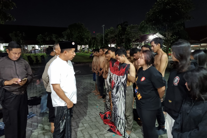 19 pesilat berhasil diamankan polisi dibantu warga Desa Trawasan, Kecamatan Sumobito Minggu (04/08) malam