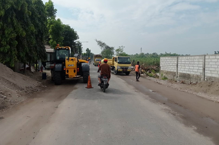Proyek peningkatan jalan Cukir-Mojowarno yang menelan anggaran Rp 4,4 miliar banyak dikeluhkan pengguna jalan