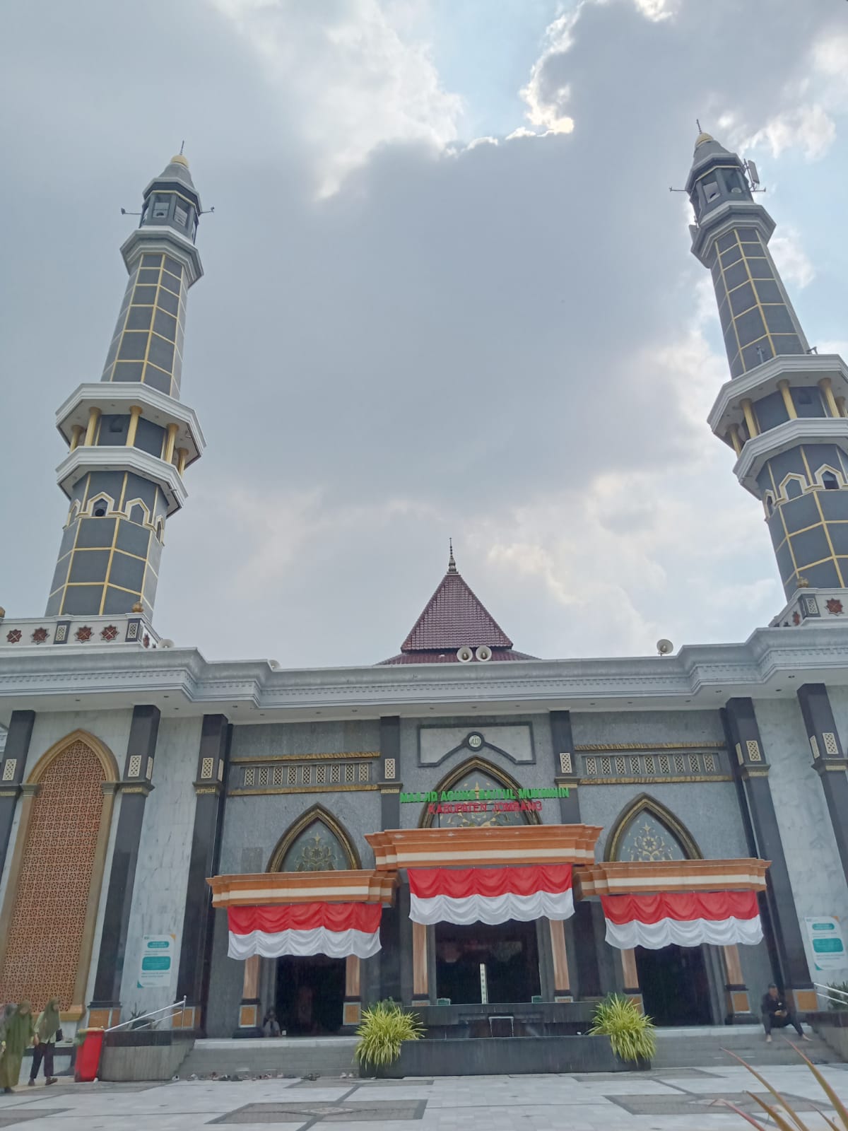 Bangunan Masjid Agung Baitul Mukminin Jombang