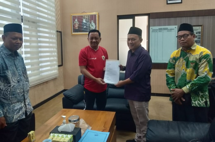 RESMI MUNDUR: Ahmad Sholahudin (Gus Didin) menyerahkan surat pengunduran diri sebagai Ketua Baznas Jombang ke Sekdakab Agus Purnomo.