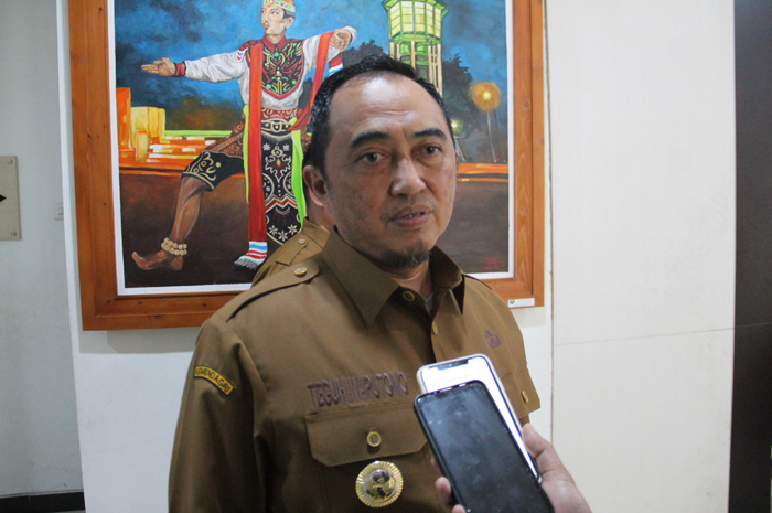 BERI PENJELASAN: Pj Bupati Jombang Teguh Narutomo saat memberikan keterangan kepada wartawan, Senin (5/8).