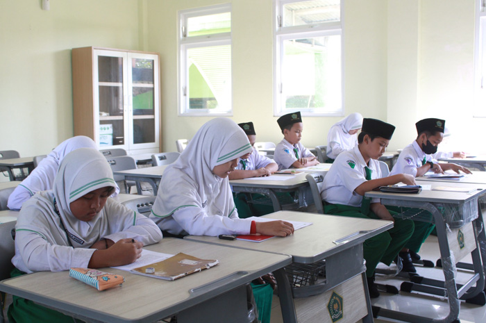 Siswa MIN 1 Jombang saat melakukan uji keterbacaan soal AKMI