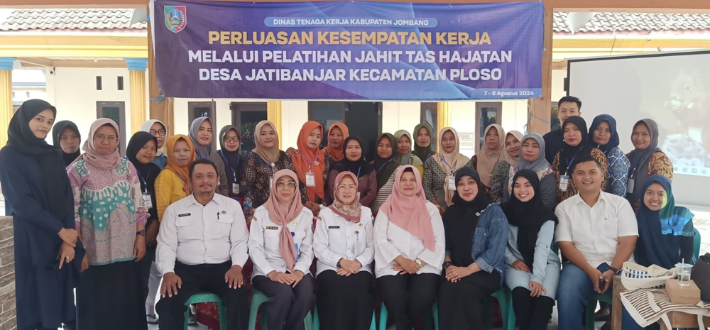Peserta pelatihan jahit tas hajatan bersama tim narasumber dan Dinas Tenaga Kerja Jombang di Balai Desa Jatibanjar, Kecamatan Ploso, Rabu (7/9).