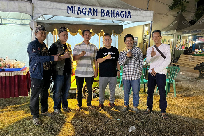 HM Syarif Hidayatullah ST MMT (Gus Sentot) bersama Kepala Desa Miagan, Antok Budi Subagyo, di Alun-Alun Cemara Miagan, Mojoagung, (28/7).