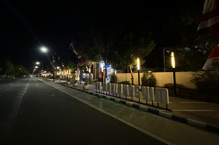 Neon box trotoar Wahid Hasyim Jombang yang kondisinya mati