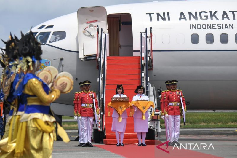 Tim Purna Paskibraka 2023 pembawa duplikat bendera Merah Putih dan pembawa naskah teks proklamasi saat tiba di Bandara Internasional Sultan Haji Muhammad Sulaiman Kalimantan Timur