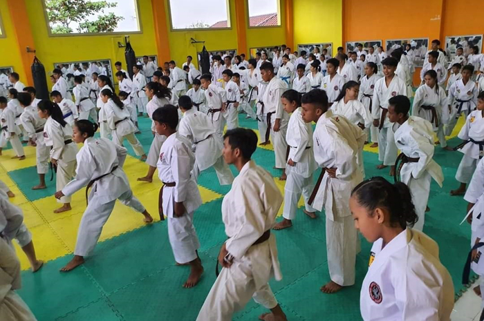 Karateka saat berlatih di Dojo Mahameru Jombang (12/1).