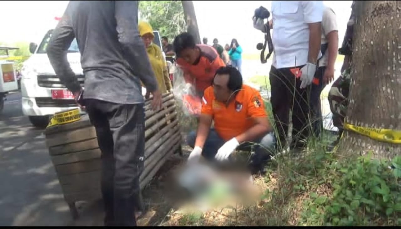 Petugas kepolisian saat melakukan identifikasi dan olah kejadian perkara di lokasi penemuan mayat bayi dalam kresek di Mojoagung Jombang