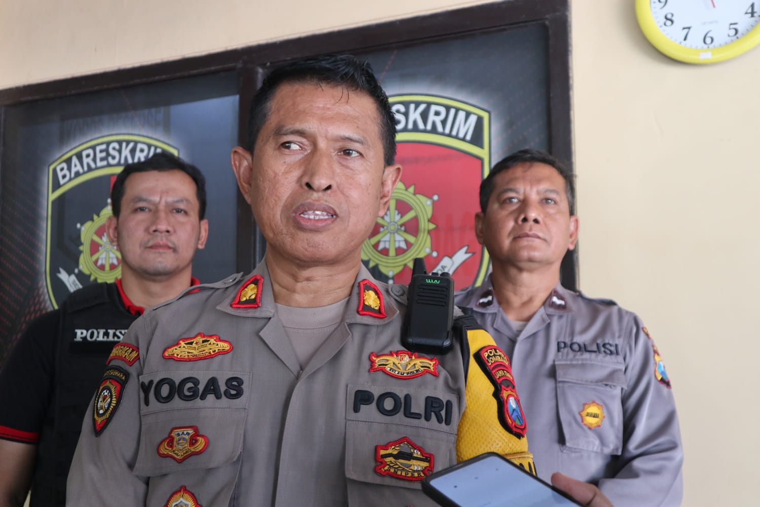 Kompol Yogas, KapolsekMojoagung saat memberikan keterangan tentang penemuan mayat bayi dalam kresek