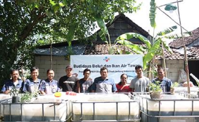 GA External Section Chief PT CJI Wahyu Aries Setiawan foto bersama kelompok tani Berkah Usaha Bersama, Jumat (10/8).