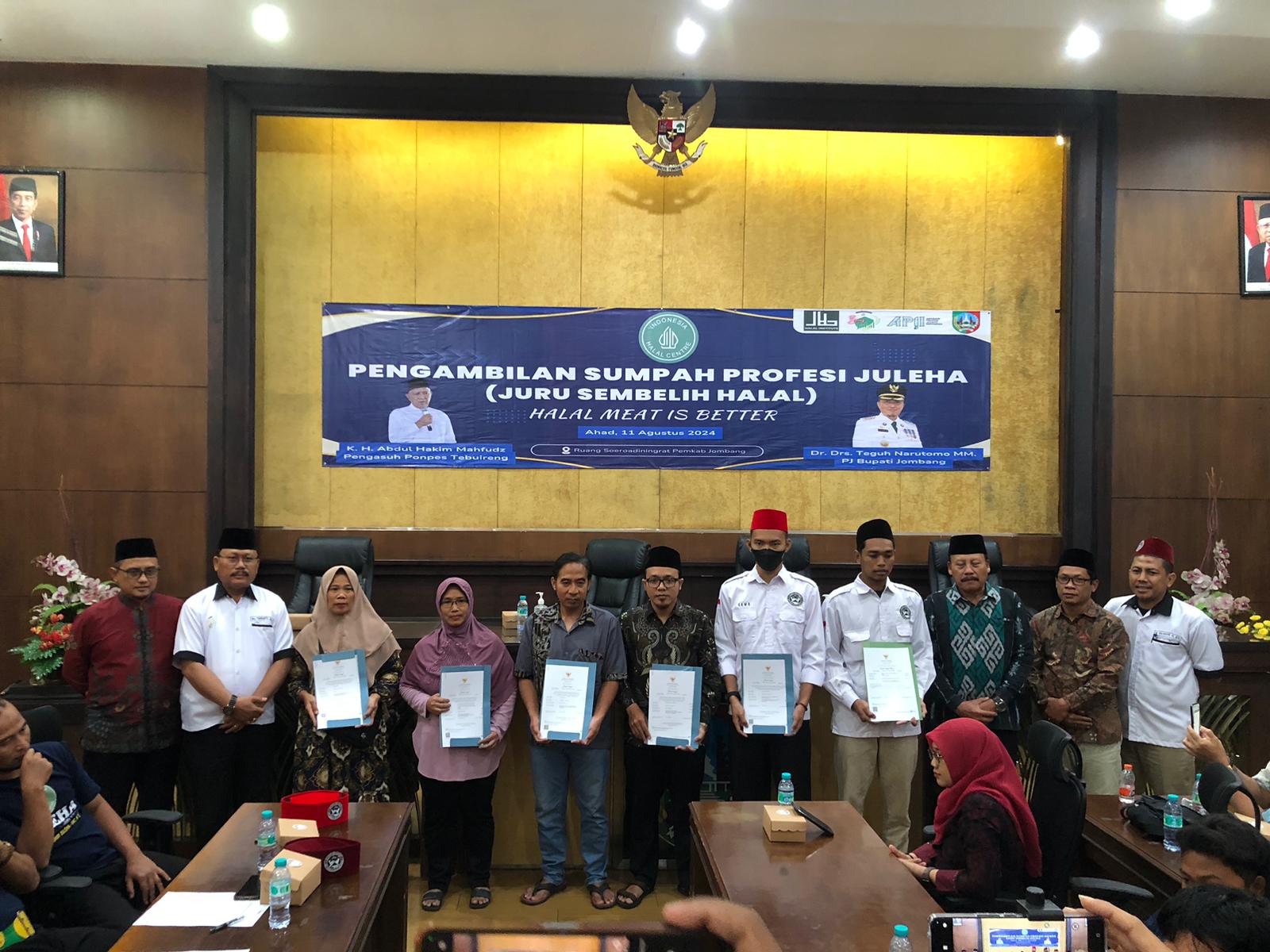 Pengurus dan Anggota Juleha Jombang saat foto bersama usai pengambilan sumpah profesi, di Ruang Seoroadiningrat Pemkab Jombang, Minggu (11/8).