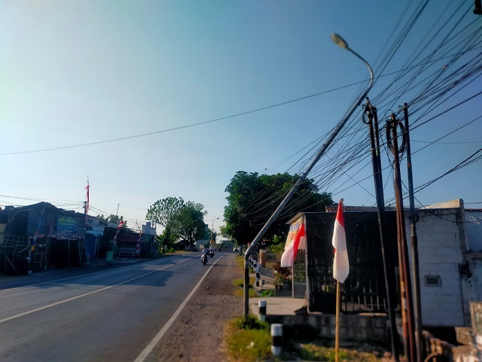 AWAS AMBRUK: PJU jalan provinsi di Desa Pesantren, Kecamatan Tembelang, Jombang bersandar di kabel, (12/8).