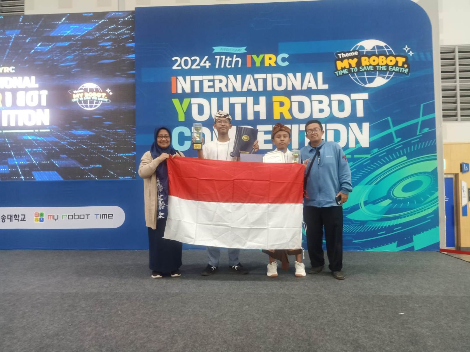 Achmad Fattah Assyauqi bersama timnya usai mengikuti kejuaraan robotik internasional di Korea Selatan
