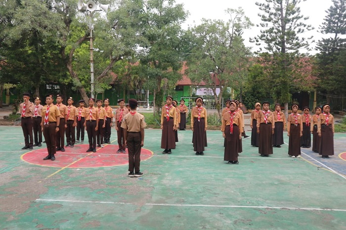 TIDAK WAJIB: Kegiatan esktrakurikuler pramuka di SMPN 3 Jombang setiap Jumat pukul 14.30 WIB.