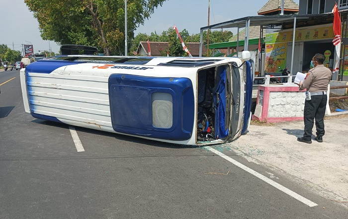 Kondisi elf yang berisi rombongan perguruan silat IKSPI yang terguling di Jalan Nasional Perak Jombang