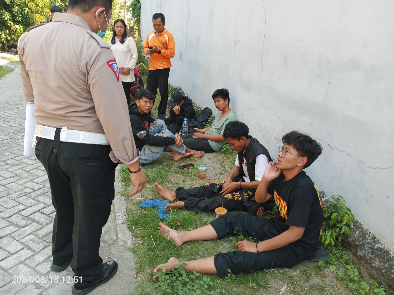 Kondisi sejumlah penumpang elf berisi rombongan pesilat IKSPI yang terguling di Jalan Nasional Perak Jombang