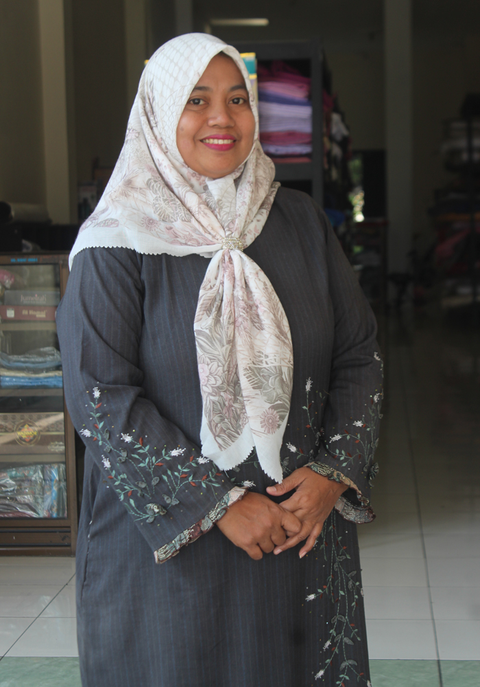 Efik  Mufidah, SSosI, Pengasuh Panti Asuhan Ar Ridlo di Dusun Pajaran, Desa/Kecamatan Peterongan