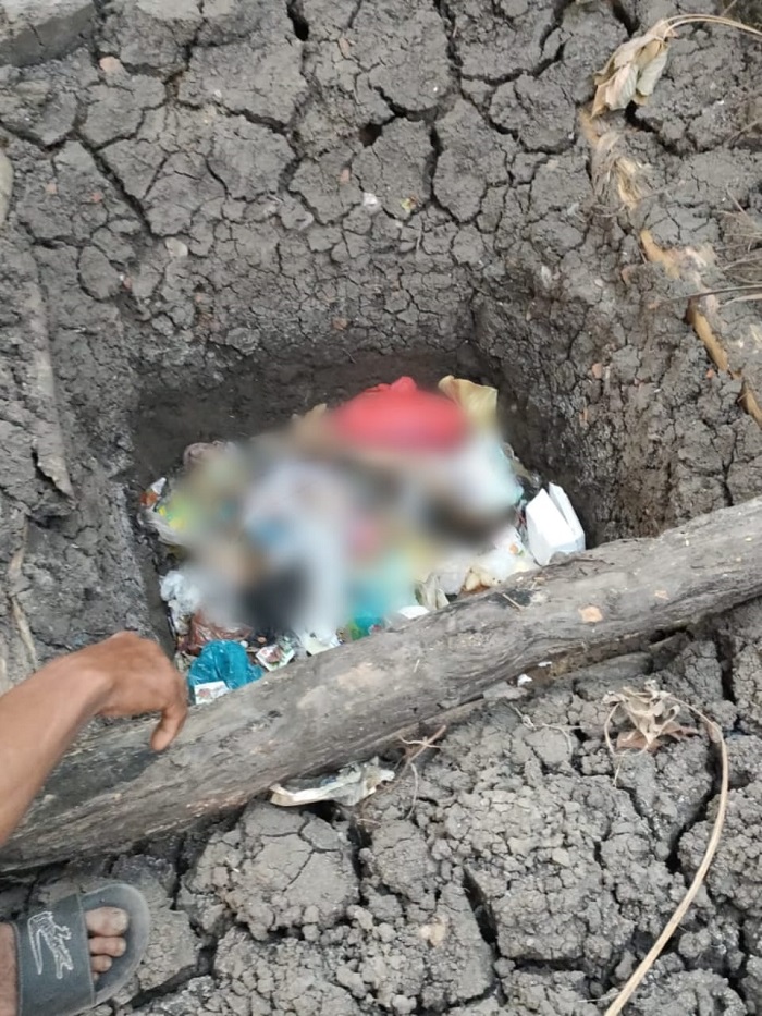 Jasad seorang wanita dalam lubang sampah yang menggegerkan warga Dusun Krandegan, Desa Kedungmlati, Kecamatan Kesamben, Jombang Kamis (15/8) sore.