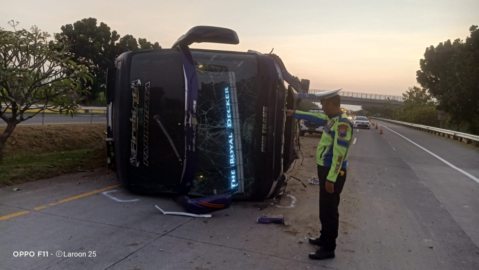 Petugas kepolisian melakukan olah kejadian perkara di lokasi kecelakaan bus pariwisata di tol Jombang Mojokerto