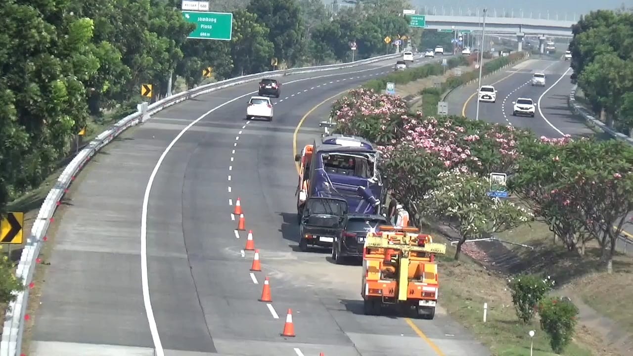 Proses evakuasi bus pariwisata PHD Trans  yang mengalami kecelakaan di Tol Jombang Mojokerto
