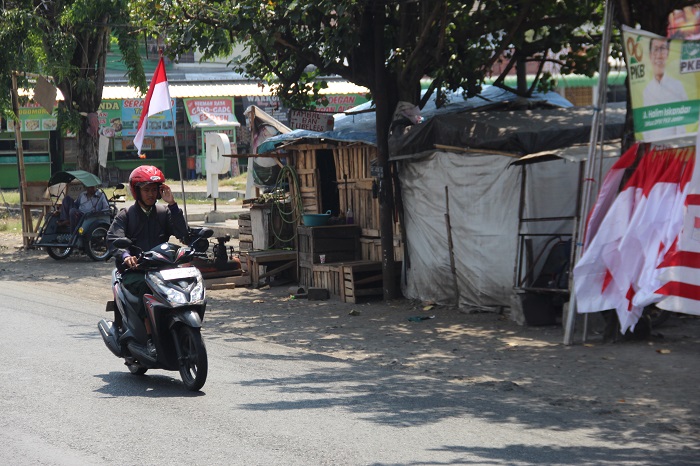 Bangunan liar yang kini muncul di depan neon box Pasar Peterongan Jombang