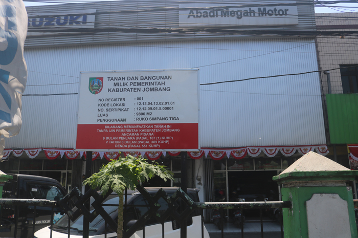 Salah satu ruko simpang tiga yang penghuninya masih notot bertahan