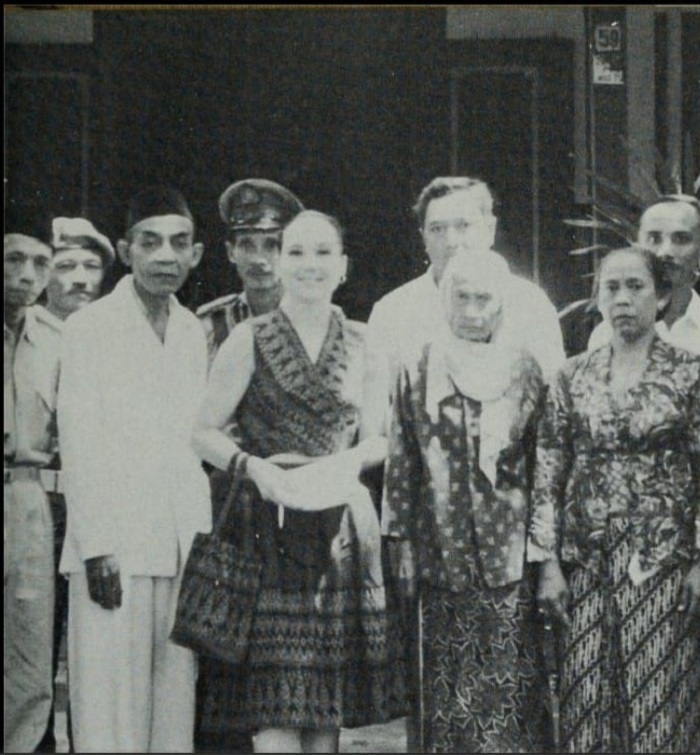 Cindy Adams sempat berkunjung ke rumah masa kecil Bung Karno Januari 1964