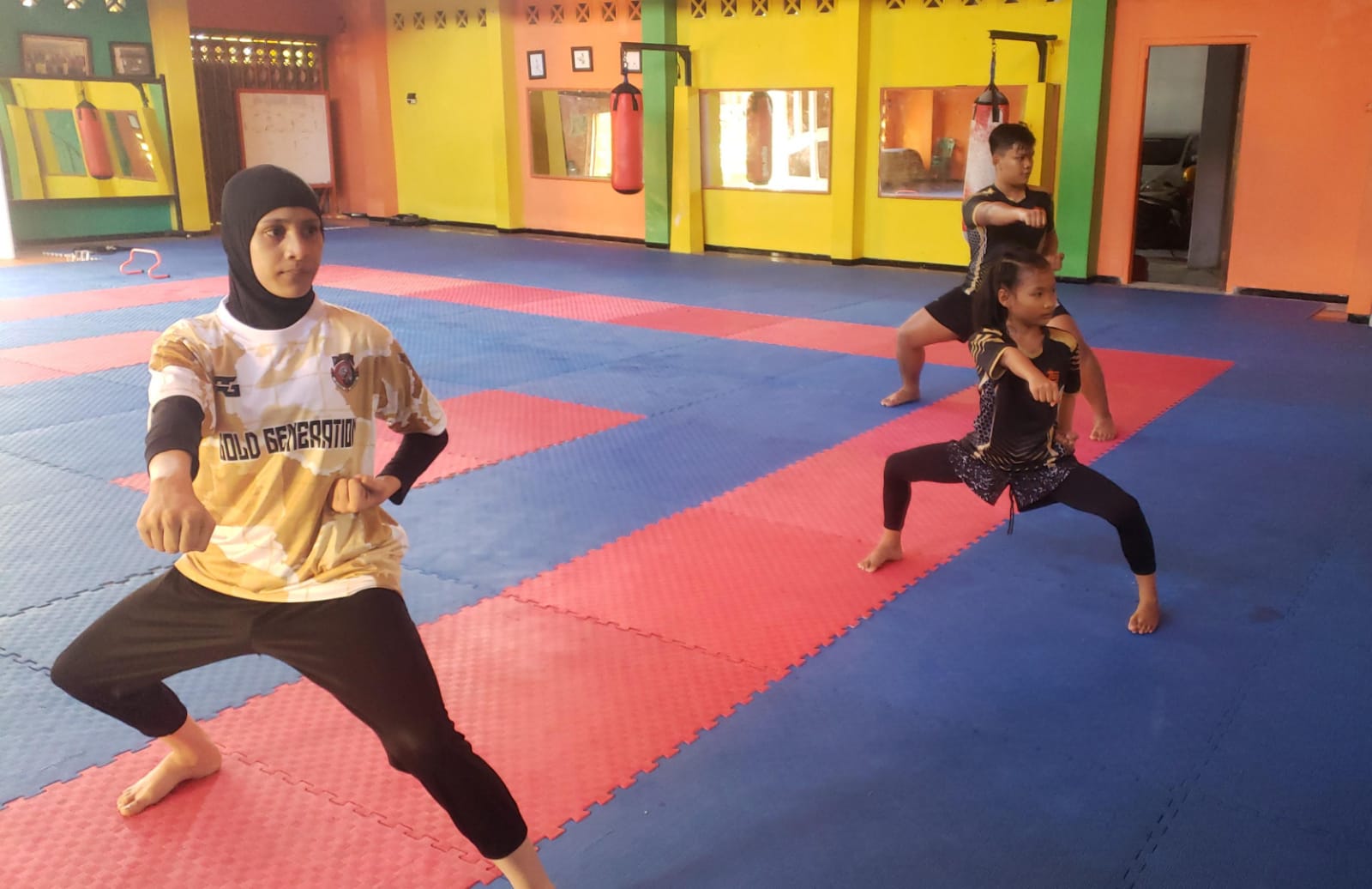 Najla, Ghea dan Alsedat saat menjalani latihan di Dojo Mahameru Jombang.