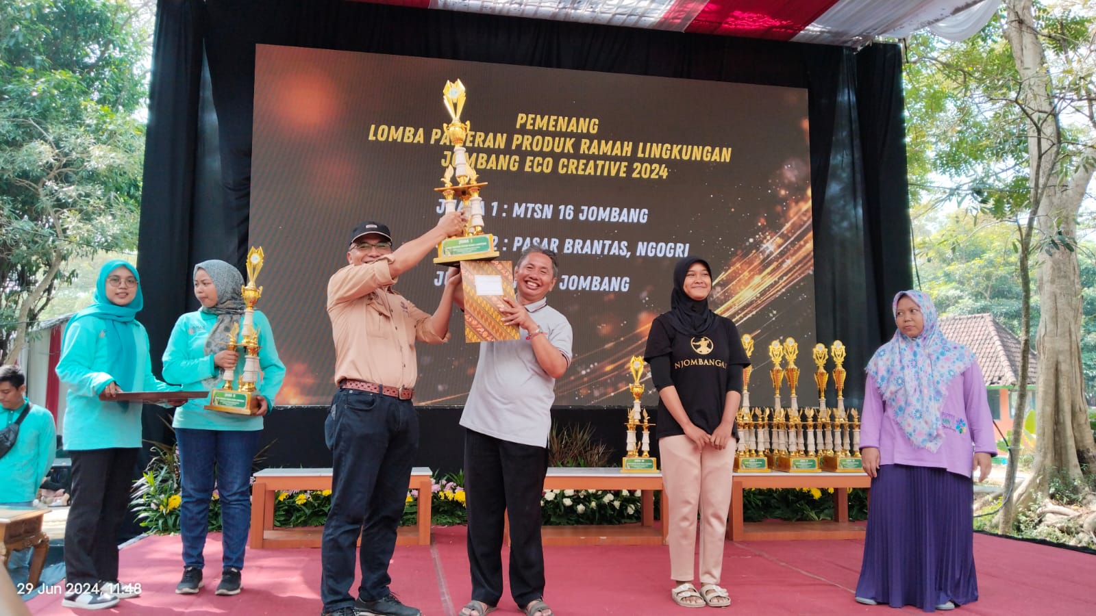 Penerimaan piala pameran produk ramah lingkungan  yang diterima MTsN 16 Jombang