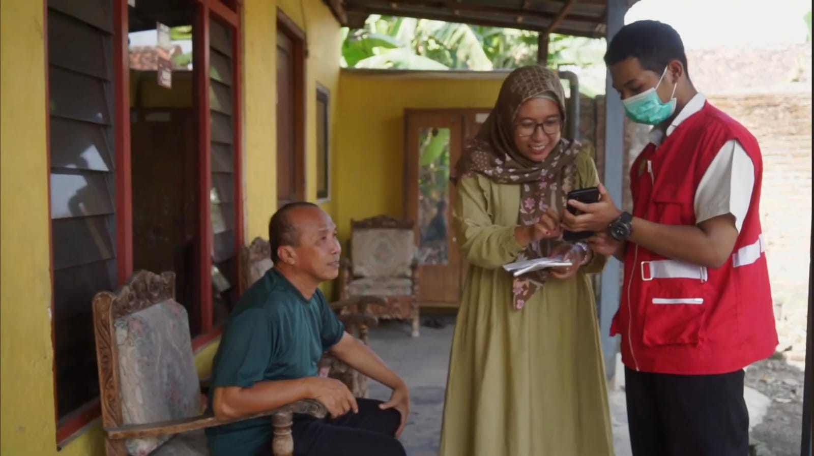 Petugas Sitarobmanis mengendarai sepeda motor untuk mengantar obat ke masyarakat