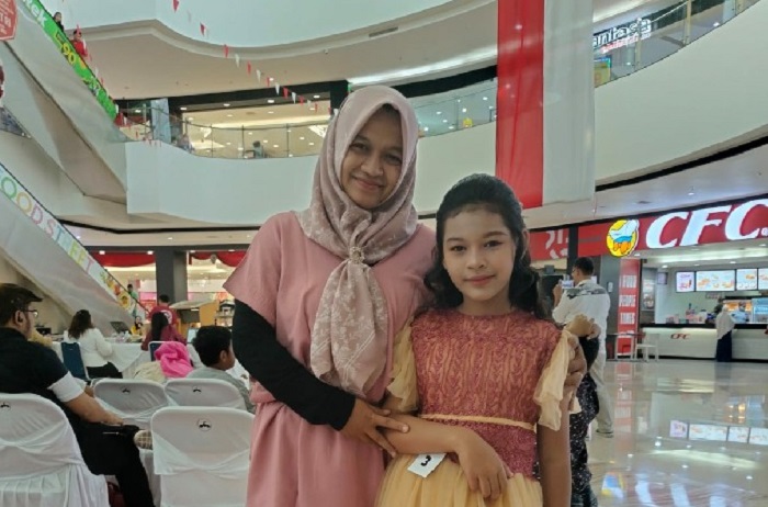 Dzakira Syamra Assyauqie bersama ibunya Galuh Tisna Widiana MPd