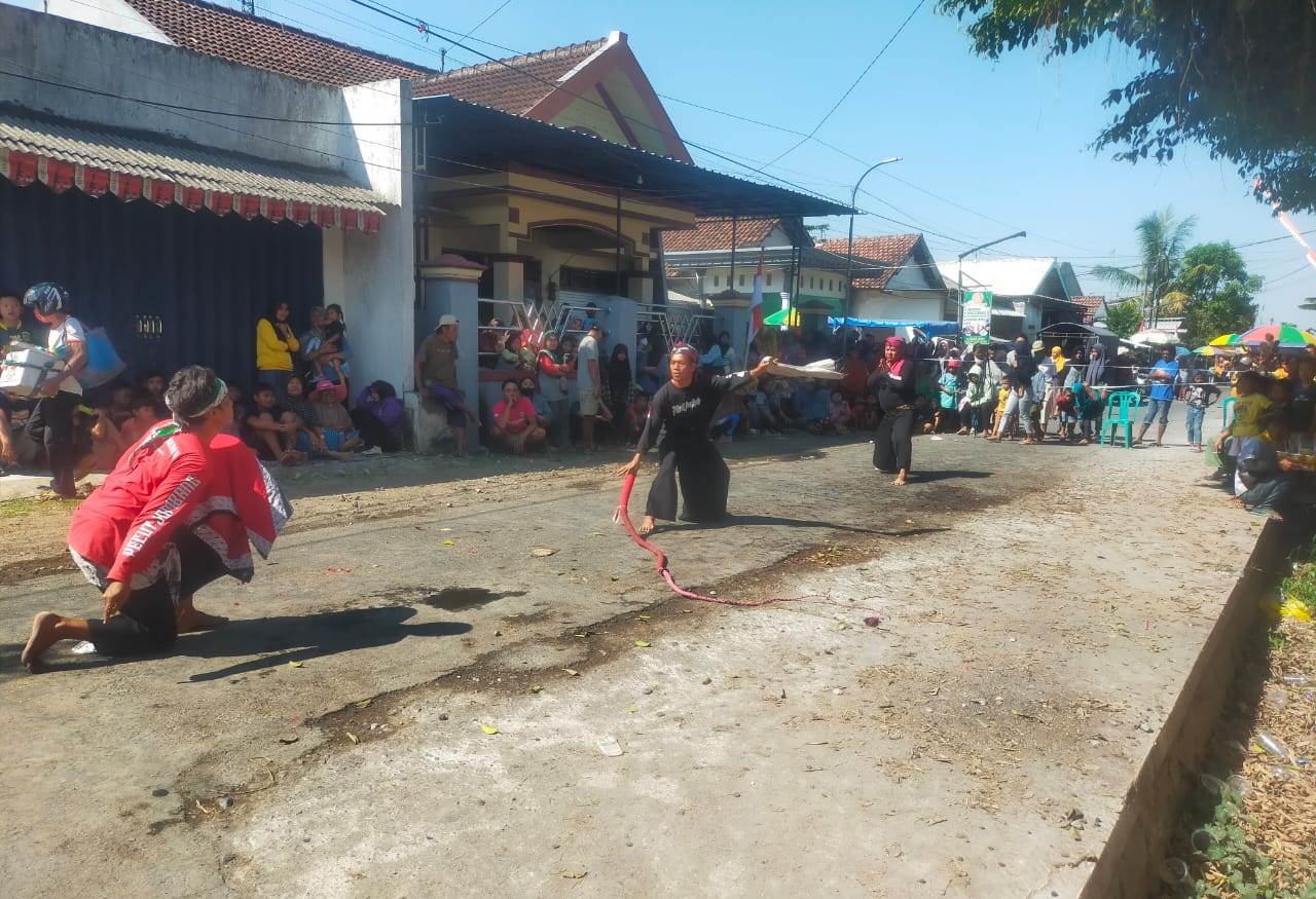 DONGKRAK EKONOMI: Tasyakuran kemerdekaan yang dihelat Desa Ngrandulor, Kecamatan Peterongan menampikan kesenian tradisional.