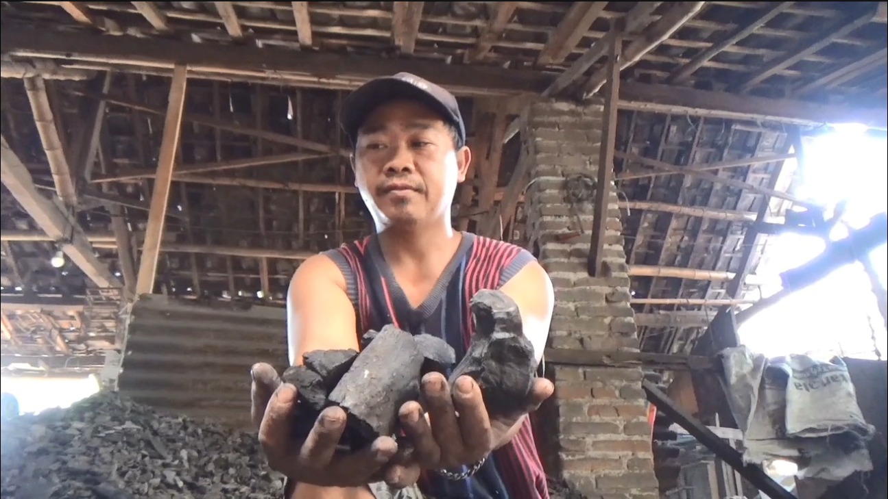 Rusmanto, produsen arang di Desa Gedangan Mojowarno Jombang