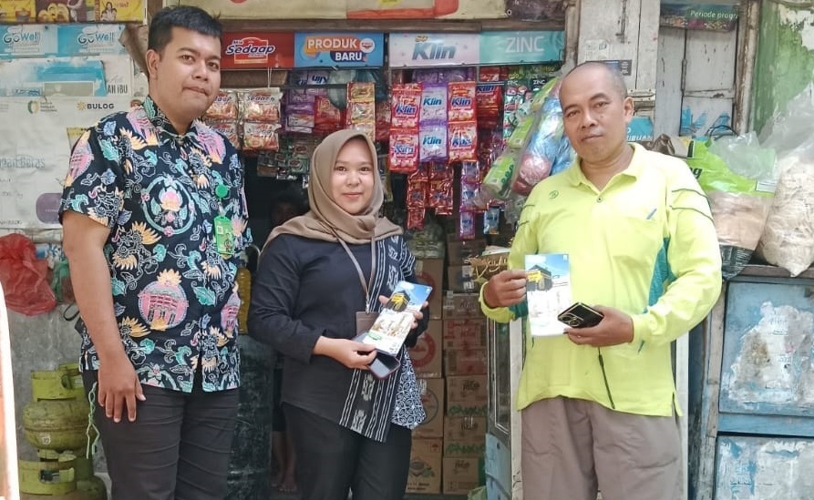PT BPR Bank Jombang dan Perumda Aneka Usaha Seger melakukan pembinaan ke sejumlah toko di Pasar Pon.