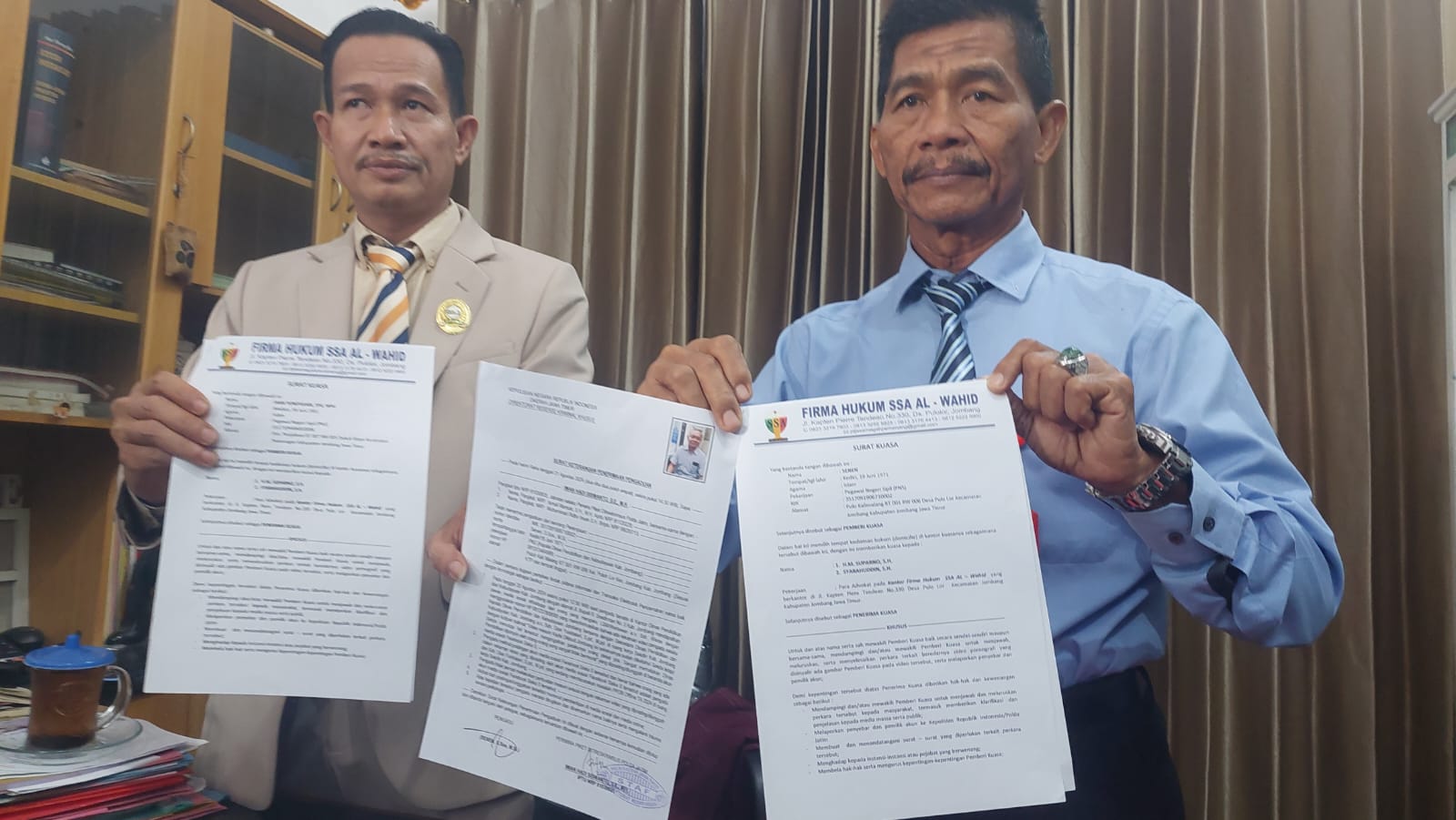 Penasehat hukum Senen, Kepala Dinas P dan K menunjukkan bukti laporan mereka ke Ditreskrimsus Polda Jatim