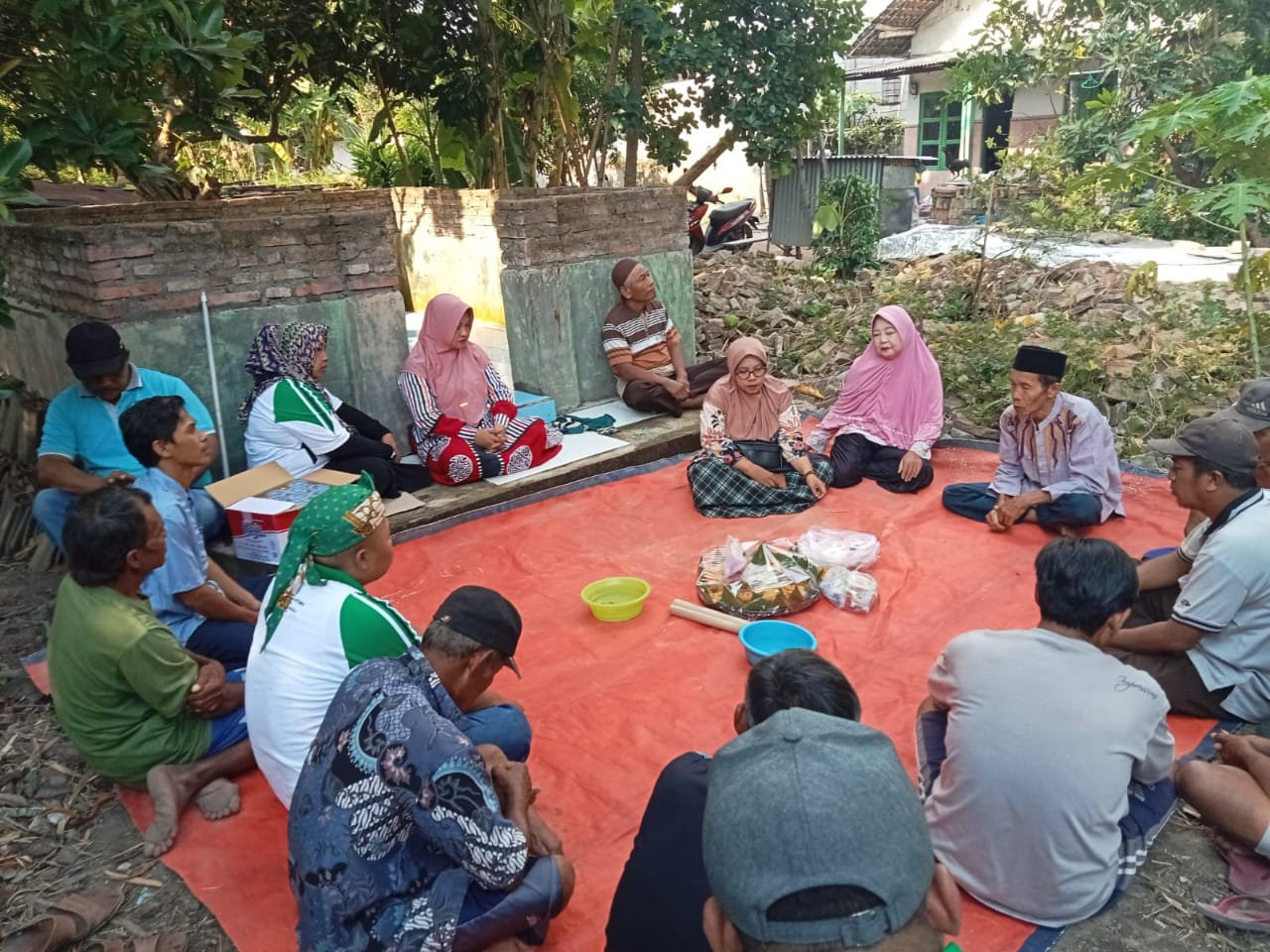 Kepala Desa Tampingmojo Nurus Sa&rsquo;adah bersama jajaran perangkat desa dan warga sekitar saat doa bersama di salah satu punden leluhur desa.