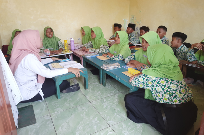 Tiga rombongan belajar SDN Madiopuro Kecamatan Sumobito belajar di gedung TPQ,  (21/8).