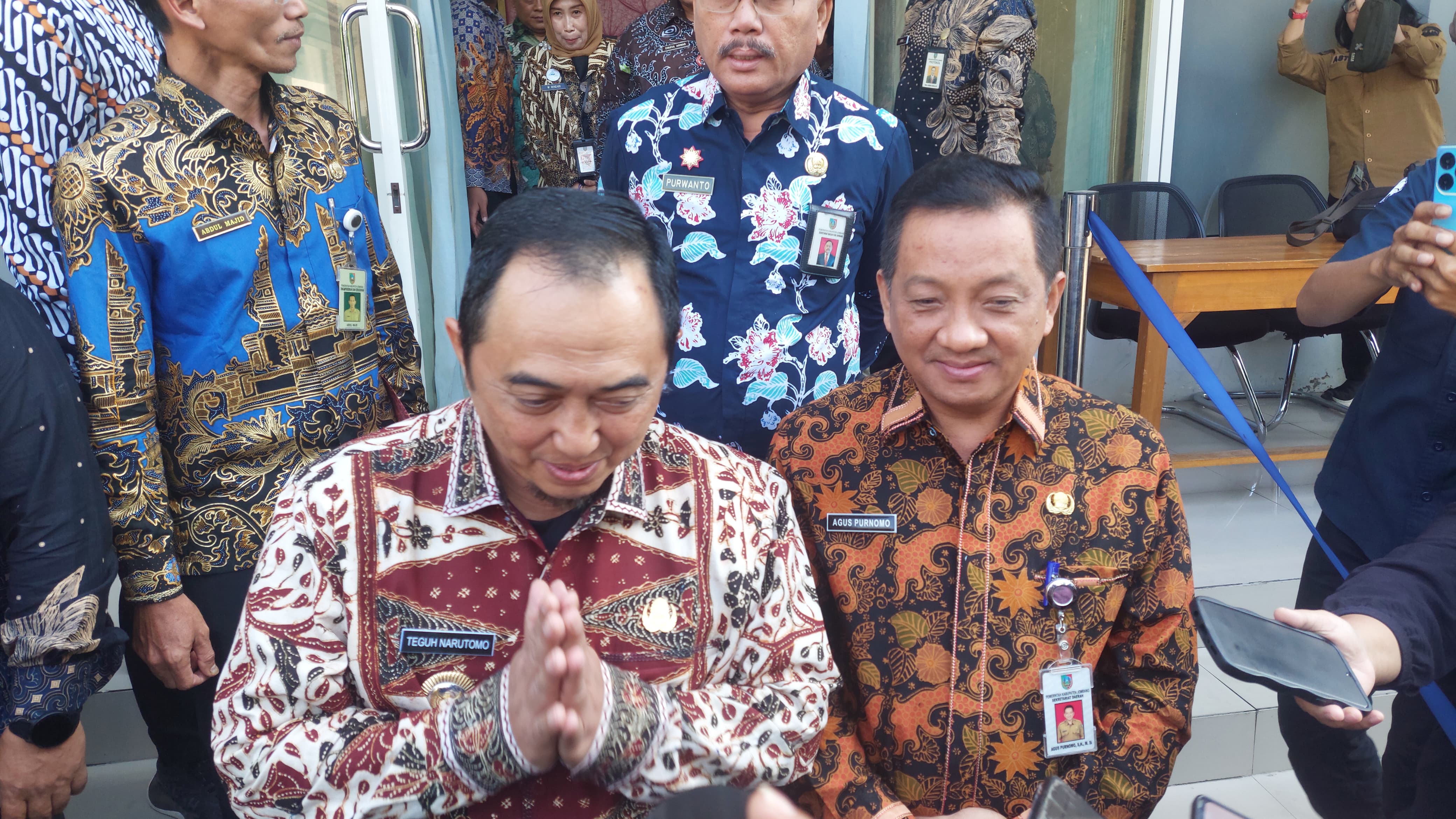 Pj Bupati Jombang saat memberikan keterangan kepada awak media usai penyerahan SK Plh Kepala Dinas P dan K Jombang (23/8)