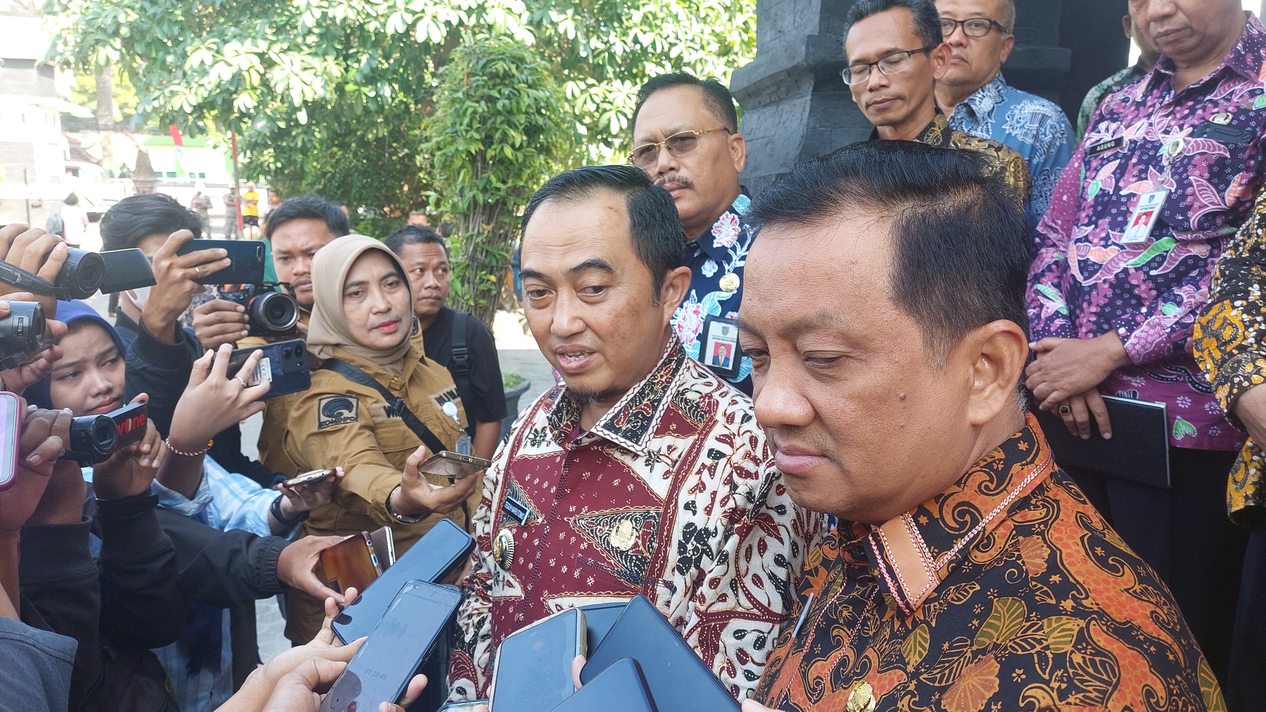 Pj Bupati Jombang Teguh Narutomo saat memberikan keterangan pers kepada wartawan di Gedung Dinas P dan K Jombang (23/8)