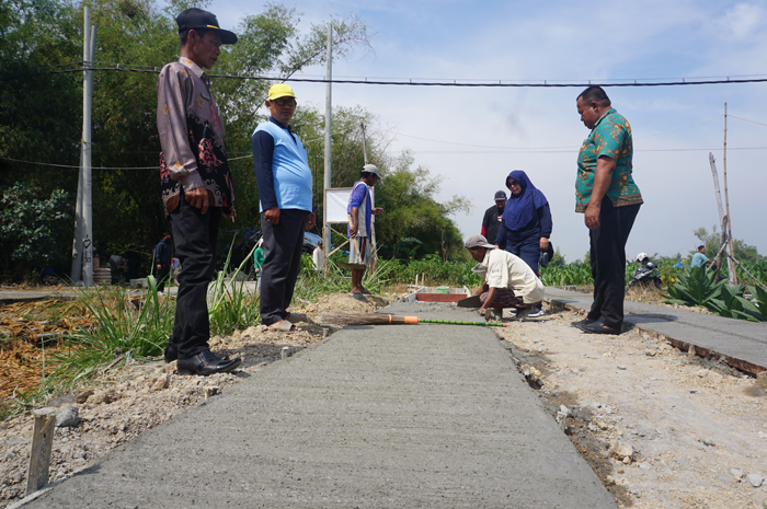 Kades Jatigedong Siti Junaidah bersama perangkat desa melakukan pengecekan proyek JUT di Dusun Lengkong, Kamis (22/8).