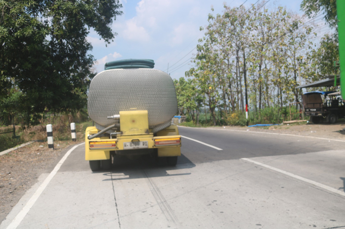 Ruas Kabuh-Tapen di Desa Banjardowo, Kecamatan Kabuh Jombang ini menyempit karena termakan jembatan