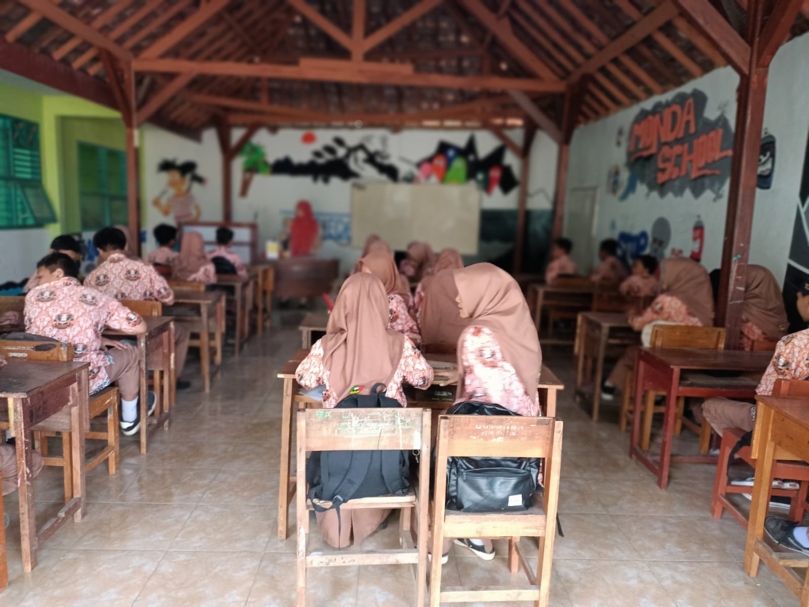 Siswa SMPN 2 Mojowarno Jombang harus sementara pindah belajar ke sanggar seni, ini penyebabnya