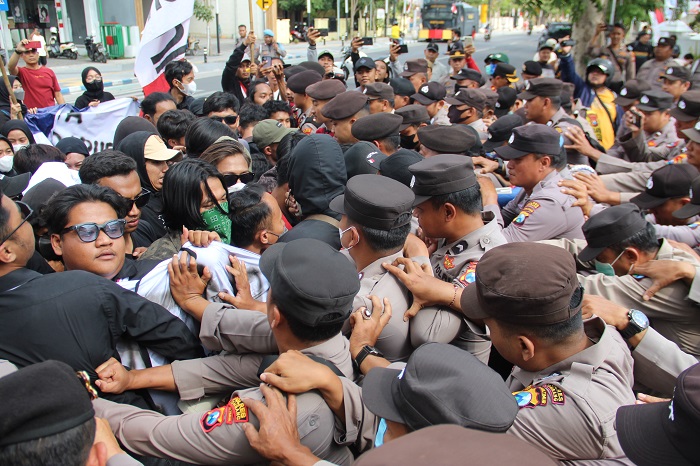 Puluhan mahasiswa saling dorong dengan polisi saat demo di gedung DPRD Jombang, Sabtu (24/8).