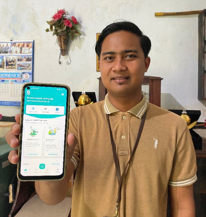 Mochammad Zenrisky Rahmat Hidayah, menunjukkan aplikasi pengelolaan Sampah yang ia kembangkan