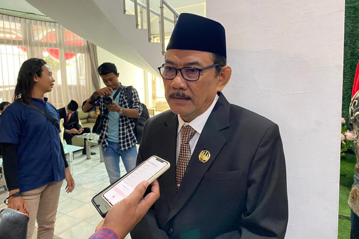 : Ketua DPRD Jombang Sementara Masud Zuremi saat memberikan penjelasan kepada wartawan.